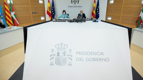 La ministra de Sanidad, Carolina Darias y el titular de Política Territorial y Función Pública, Miquel Iceta, durante el Consejo Interterritorial del Sistema Nacional de Salud, este miércoles en el Palacio de La Moncloa.