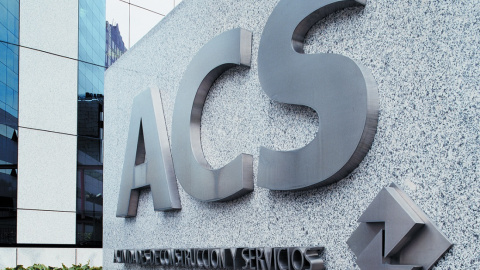 El logo de la constructora ACS, a la entrada de su sede en Madrid.