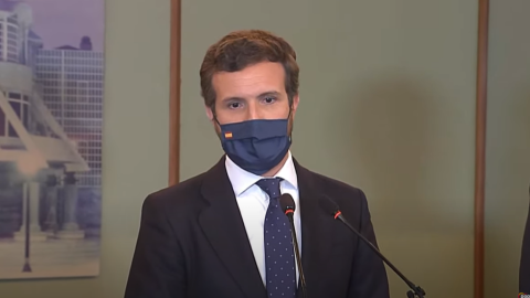 El líder del PP, Pablo Casado, y el presidente de Murcia Fernando López Miras, en una rueda de prensa tras el rechazo a la moción de censura en la región.