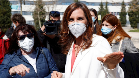 17/03/2021.- La candidata de Más Madrid a las elecciones, Mónica García, conversa con vecinos del barrio del Ensanche de Vallecas.