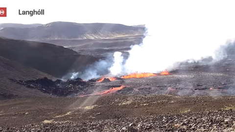 Lava saliendo de la grieta volcánica del Fagradalsfjall, en la península de Reykjanes, al suroeste de Islandia.