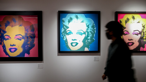 Un visitante pasa junta a varios retratos de Marilyn Monroe del artista estadounidense Andy Warhol en una exposición en febrero de 2022 en Madrid. E.P./ Ricardo Rubio