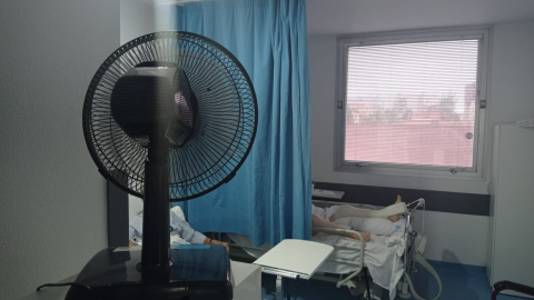 Un ventilador da aire a dos pacientes del Hospital Universitario de Móstoles por la falta de climatización del centro durante el mes de junio de 2022.