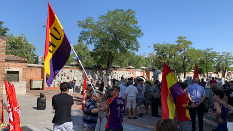 Homenaje a las Trece Rosas en el cementerio del Este de Madrid