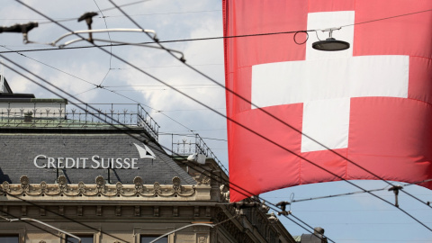 La bandera de Suiza cerca del edificio de la sede del banco Credit Suisse en Zurich. REUTERS/Arnd Wiegmann