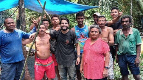 otografía de archivo personal cedida por el piloto Antonio Sena (c), quien posa junto a un grupo de recolectores de castañas en la selva amazónica, en el estado Pará (Brasil).