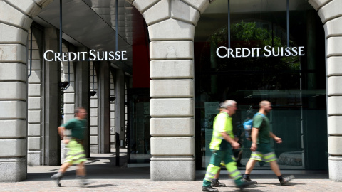 Varias personas pasan por delante de una sucursal de Credit Suisse en Zurich (Suiza). REUTERS/Arnd Wiegmann