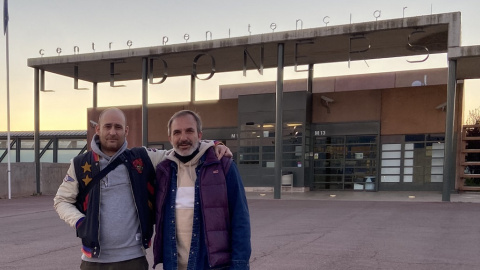 Los activistas cannábicos Albert Tió y Víctor Segués, a la entrada de la prisión de Lledoners. CEDIDA​