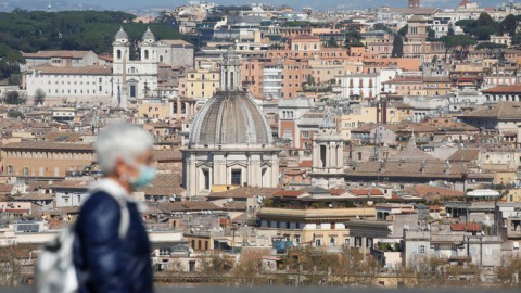 Foto de una mujer caminando por Roma en medio del brote de coronavirus. Mar 23, 2020. REUTERS/Remo Casilli