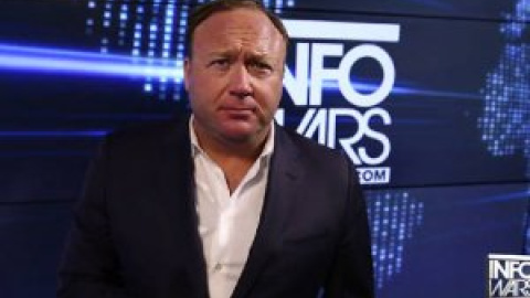 Las grandes plataformas bloquean en EEUU podcasts del sitio ultraderechista Infowars