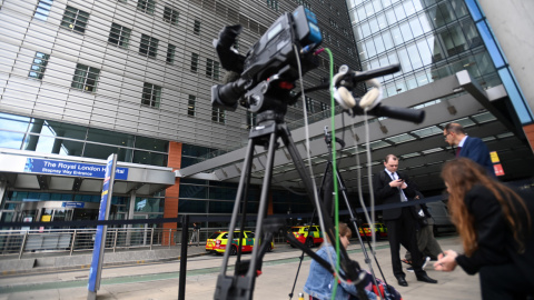 Imagen de las cámaras apuntando a la entrada del hospital Royal London, en Londres, donde se encontraba Archie, el pequeño fallecido este sábado.