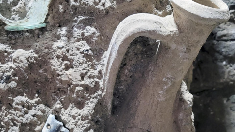 Los arqueólogos de Pompeya, la ciudad romana sepultada por la erupción del Vesubio en el año 79 d.C, excavan una serie de apartamentos propios de la "clase media" de esta urbe, en los que han encontrado varios armarios y baúles repletos de objetos cot