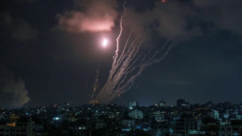 Los combatientes de las Brigadas Al-Quds, el brazo armado de la Yihad Islámica Palestina, disparando cohetes en el este de la ciudad de Gaza este sábado.