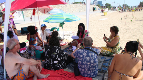 Jornades de reflexió sobre les 'Fronteres invisibles' a la platja del Bogatell.