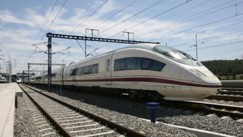 Renfe retoma el proyecto de lanzar un AVE de bajo coste para cubrir el trayecto Madrid-Barcelona.- EFE