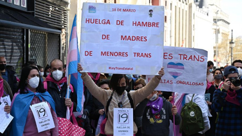 Decenas de personas se han concentrado este sábado frente al Ministerio de Igualdad para demandar la aprobación urgente de la ley estatal trans, convocada por la asociación "Orgullo Crítico Madrid", entre otras. Esta concentración se enmarca en las m