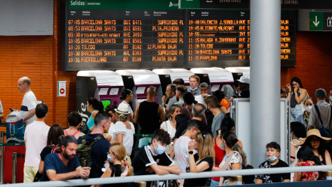 Aglomeraciones este lunes en la estación de Puerta de Atocha de Madrid debido a los retrasos en los trayectos de la línea de alta velocidad Madrid-Barcelona-Figueres por robo de material.