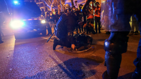 Un mosso detiene a un manifestante en la manifestación del día 27 de febrero de Barcelona contra la encarcelación de Pablo Hasél.