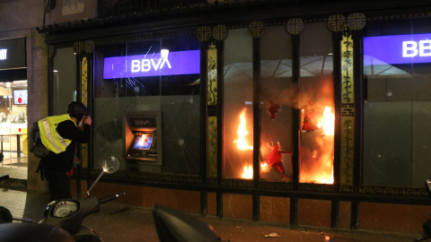 Una entitat bancària cremant a Barcelona després de la manifestació.