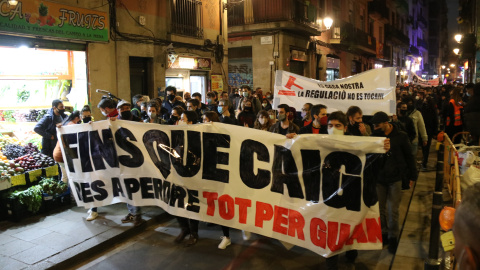 La manifestació de Barcelona passant per un dels carrers del barri del Raval.