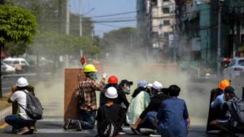 Violentas cargas policiales en Myanmar durante las manifestaciones en favor de la restauración democrática