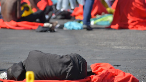 Imagen de archivo de un rescate de personas migrantes en el mar. - EFE