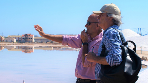 Fernando Vera y Pedro Górgolas (dcha.), en la laguna salada en una foto de archivo.