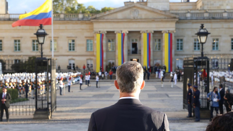 08/08/2022-El rey Felipe VI a su llegada este domingo al Palacio de San Carlos, en Bogotá, para asistir a la investidura de Gustavo como presidente de Colombia.