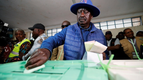 09/08/2022. El candidato a la presidencia Raila Odinga deposita su voto en la urna, en Nairobi (Kenia), a 9 de agosto de 2022.