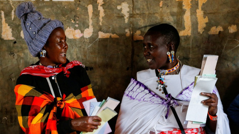 09/08/2022, Dos mujeres del pueblo massai charlan en un centro de votación de Ewaso Kedong (Kenia), a 9 de agosto de 2022.