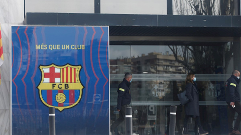 Agentes del Área Central de Delitos Económicos de los Mossos d'Esquadra en las oficinas del FC Barcelona en el Camp Nou.