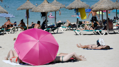 (5/8/22) Varias personas se bañan y toman el sol en una playa de Palma de Mallorca, a 5 de agosto de 2022.