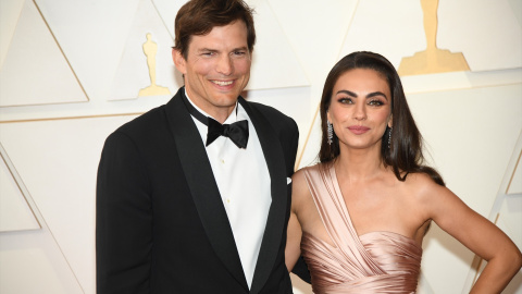 El actor Ashton Kutcher, junto a su mujer, la también actriz Mila Kunis en la gala de los Oscar.