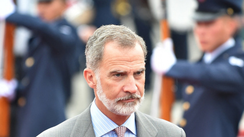 El rey Felipe VI a su llegada a la base aérea militar de Catam, en Bogota, para asistir a la toma de posesión del nuevo presidente del país, Gustavo Petro. AFP/Daniel Muñoz