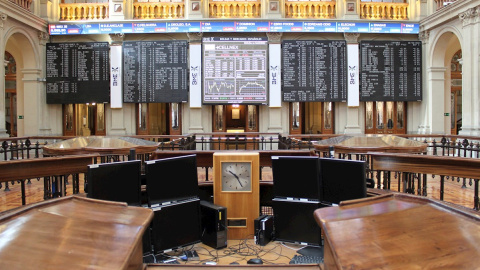 Vista del patio de negociación de la Bolsa de Madrid, con los paneles informativos que muestran la evolución del mercado. EFE/ Ana Bornay