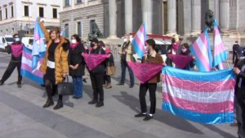 Setenta personas trans se ponen en huelga de hambre para pedir el desbloqueo de la 'ley trans'