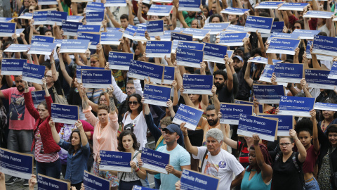 Concentración en memoria de Marielle Franco, con las placas de una calle con su nombre que se hicieron famosas en Río. - FERNANDO FRAZÃO / AGÊNCIA BRASIL