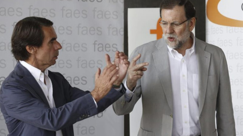 28/01/2020.- Los exdirigentes del Partido Popular y expresidentes del Gobierno, José María Aznar (i) y Mariano Rajoy (d)./ Juan Carlos Hidalgo (EFE)