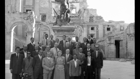 Otto Skorzeny junto a un grupo de personas junto a la escultura de Carlos V en el patio del Alcázar de Toledo el  28 de septiembre de 1951.