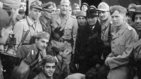 Mussolini con la unidad de paracaidistas de Student dirigidos por Otto Skorzeny (a la derecha del Duce).