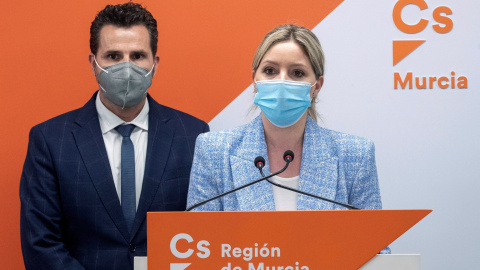 La coordinadora de Ciudadanos en la Región de Murcia y candidata a presidir la Comunidad de Murcia Ana Martínez Vidal acompañada por el portavoz del grupo municipal en el Ayuntamiento de Murcia Mario Gómez este viernes durante de la rueda de prensa qu