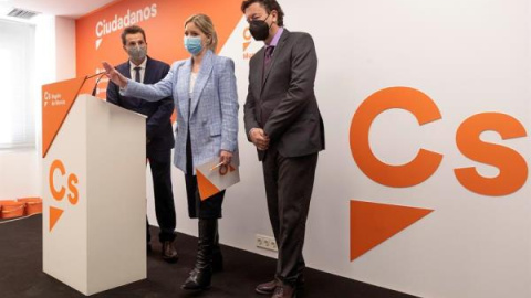 La coordinadora de Ciudadanos en la Región de Murcia, Ana Martínez Vidal; el portavoz del grupo municipal en el Ayuntamiento de Murcia,  Mario Gómez y el diputado en el parlamento murciano Juan José Molina Gallardo (d), este viernes.