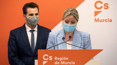 - La coordinadora de Ciudadanos en la Región de Murcia y candidata a presidir la Comunidad de Murcia Ana Martínez Vidal acompañada por el portavoz del grupo municipal en el Ayuntamiento de Murcia Mario Gómez