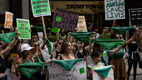 En esta foto de archivo tomada el 9 de julio de 2022, activistas por el derecho al aborto protestan contra el fallo sobre el derecho al aborto de la Corte Suprema, en Nueva York. Cuando la Corte Suprema de los Estados Unidos anuló el derecho nacional al 