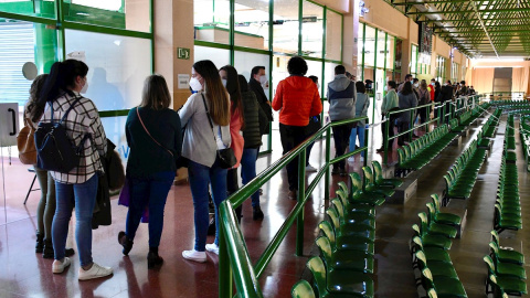 La Consejería de Sanidad de Junta de Castilla y León ha comenzado, hoy, viernes la vacunación frente a la covid-19 de los docentes y del resto del personal que trabaja en los centros educativos de Segovia, un colectivo de 2.700 personas, que han acudid