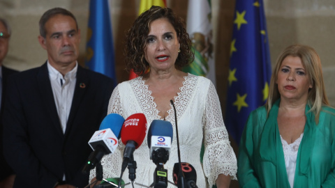 11/08/2022 La ministra de Hacienda y Función Pública, María Jesús Montero, atiende a los medios de comunicación, durante su visita al Ayuntamiento de Jerez de la Frontera. A 11 de agosto de 2022, en Cádiz