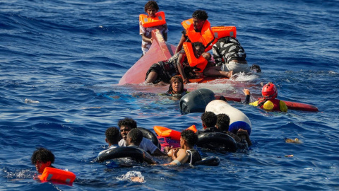 11/08/2022. Las personas que han sufrido el accidente en el Mar Mediterráneo esperan a ser rescatadas, a 11 de agosto de 2022.