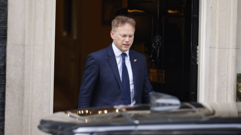 06/07/2022 El ministro británico de Transporte, Grant Shapps, sale del número 10 de Downing Street