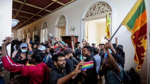 Los manifestantes aplauden dentro de las instalaciones de la residencia oficial del presidente en Colombo, Sri Lanka, el 9 de julio de 2022.