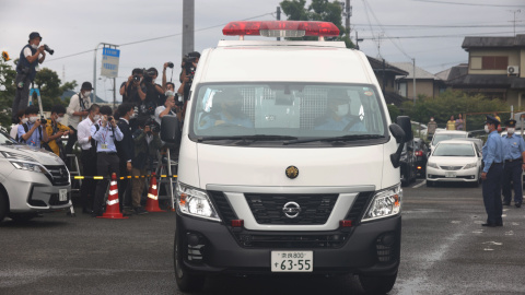 Un vehículo policial transporta a Tetsuya Yamagami, el sospechoso que disparó al ex primer ministro japonés Shinzo Abe.- EFE/EPA/JIJI PRESS JAPAN OUT EDITORIAL USE ONLY